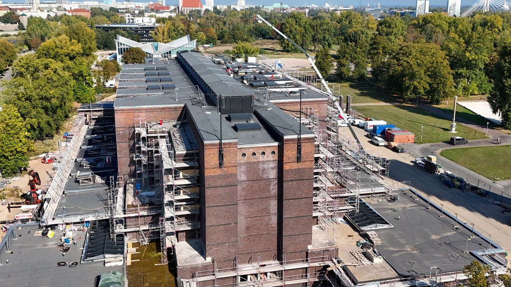 Blick auf die Stadthalle Magdeburg, die derzeit saniert wird. Auch das Umfeld bis zur Hyparschale wird umfangreich umgestaltet.