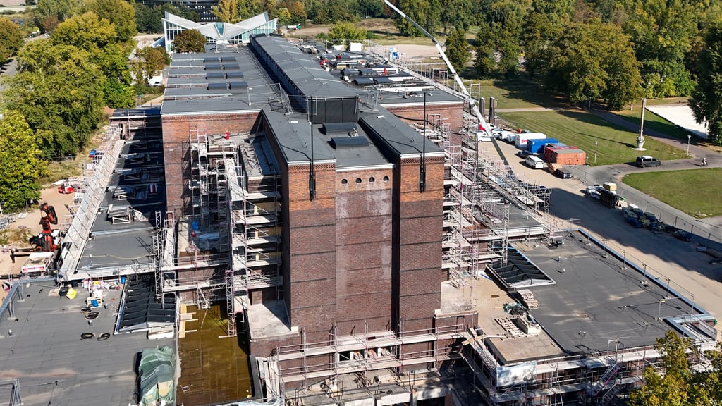 Blick auf die Stadthalle Magdeburg, die derzeit saniert wird. Auch das Umfeld bis zur Hyparschale wird umfangreich umgestaltet.