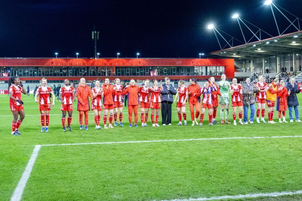 Die Bayern-Fußballerinnen jubeln - wohl bald auch wieder als Meister.