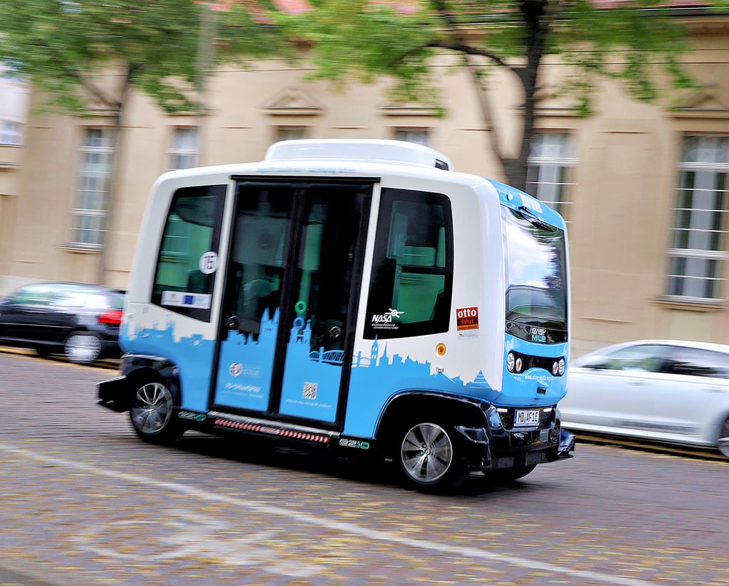 „Elbi“, war der erste autonom fahrende E-Shuttlebus in Magdeburg. Er pendelte von September bis Dezember 2021 auf einer vorprogrammierten Route zwischen der Altstadt und dem Stadtpark. Er hatte wenige Sitzplätze und schlich mit 15 Kilometern pro Stunde über die Straßen.