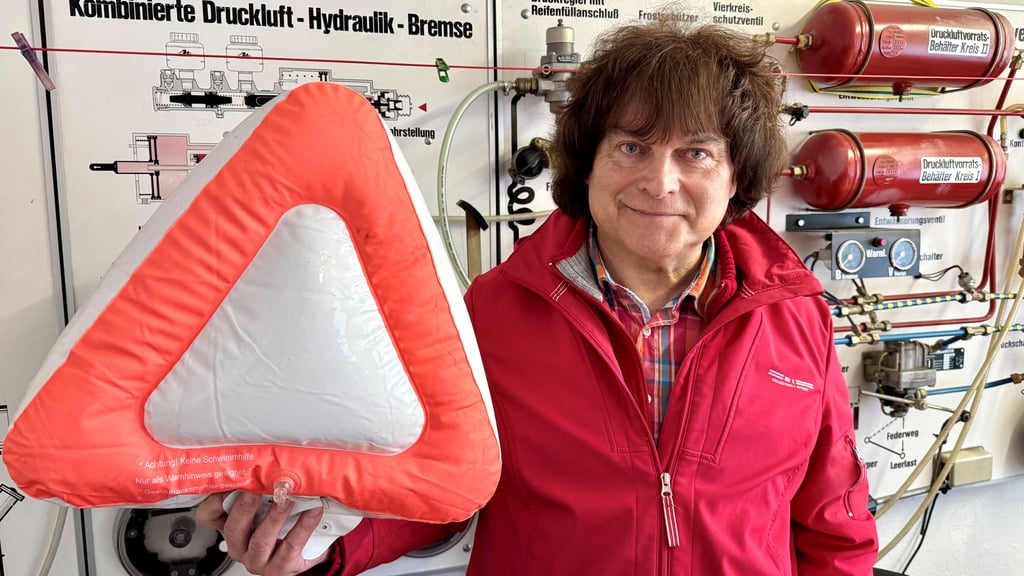 Fahrlehrer Peter Richter aus Jessen signalisiert mit diesem Warndreieck, was er von einer Laienausbildung hält.