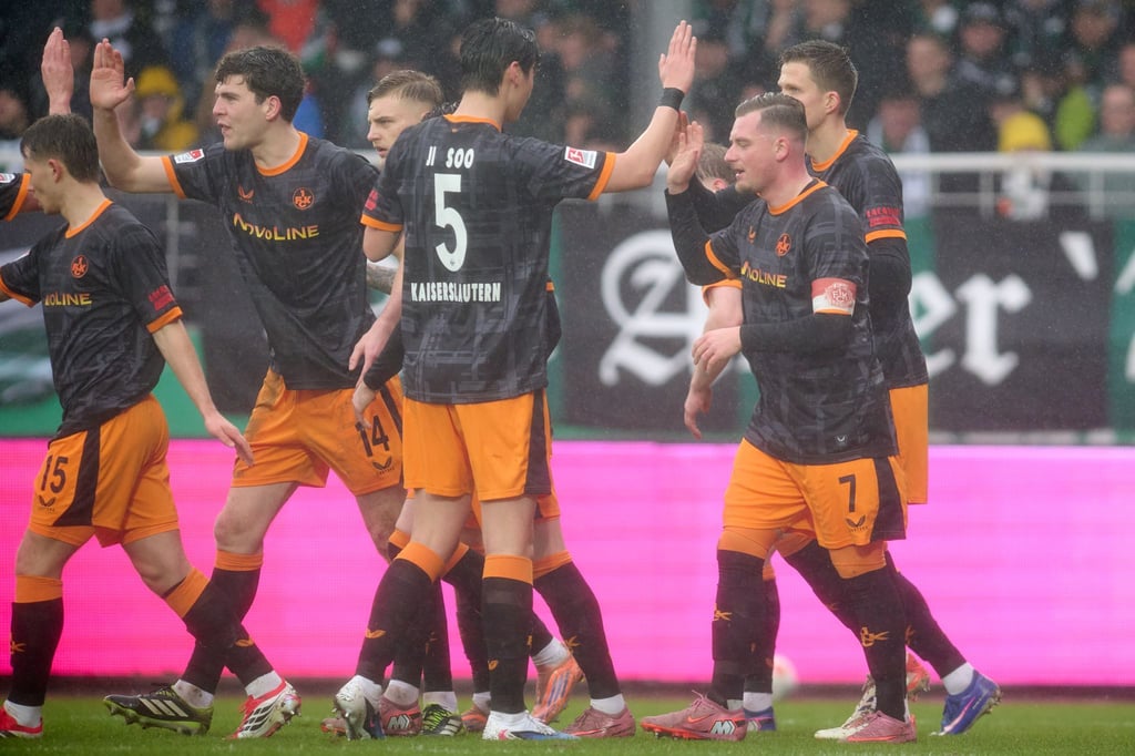 Kaiserslauterns Spieler jubeln über das Tor zum 1:0.