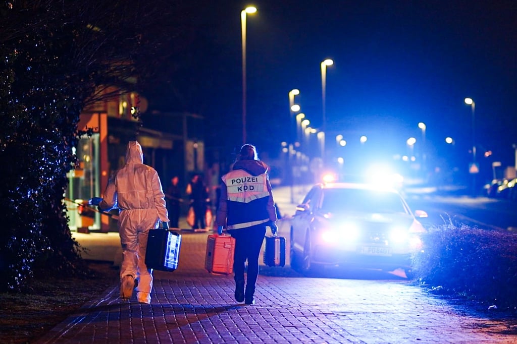 Die Polizei sichert Spuren an der Haltestelle.