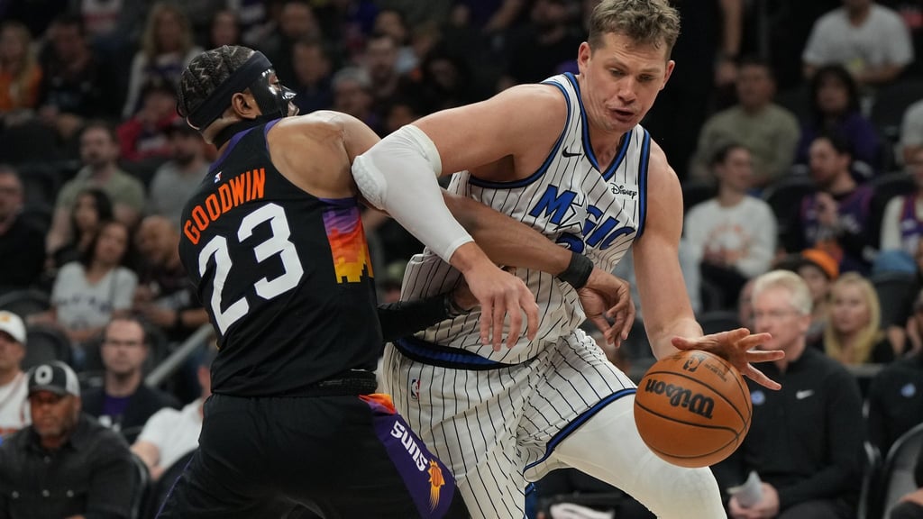 Moritz Wagner (r) verlor mit den Orlando Magic unglücklich in Phoenix.