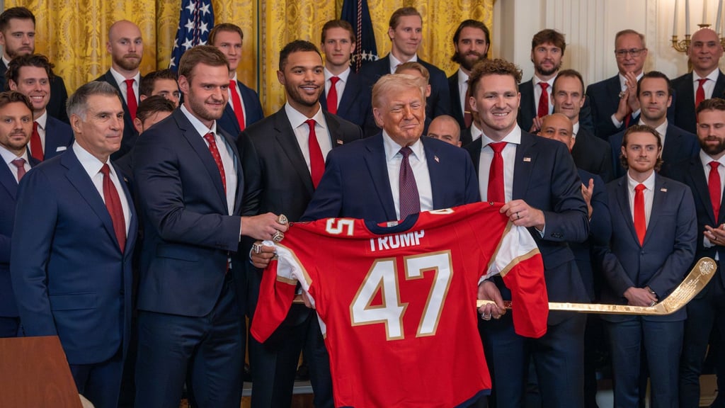 Donald Trump freut sich über den Olympiasieg der USA im Eishockey-Finale gegen Kanada. (Archivbild)
