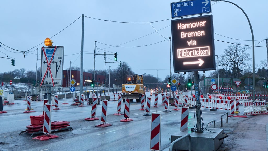 Wegen Bauarbeiten ist der Elbtunnel weiter voll gesperrt.