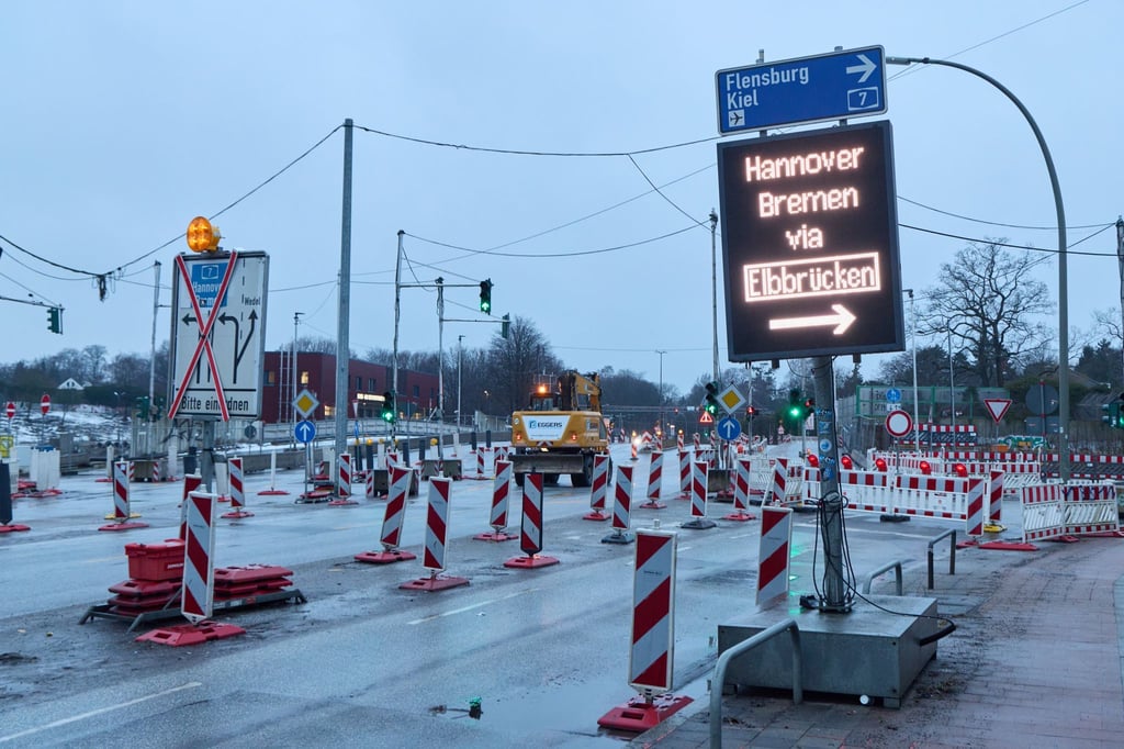 Wegen Bauarbeiten ist der Elbtunnel weiter voll gesperrt.