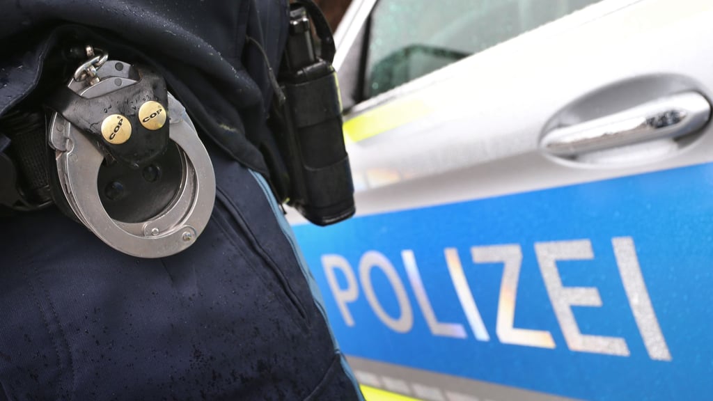 Die Polizei in Dessau entdeckte im Auto eines 19-Jährigen mehrere Kilogramm Drogen.
