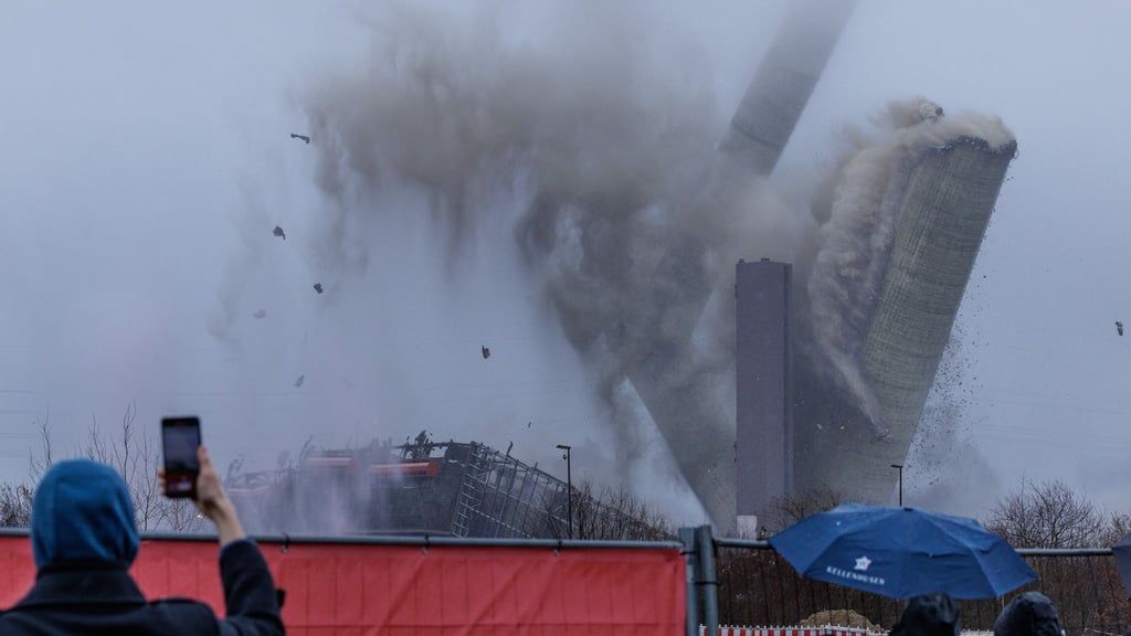 Mit 600 Kilogramm Sprengstoff wurde der alte Schornstein zu Fall gebracht.