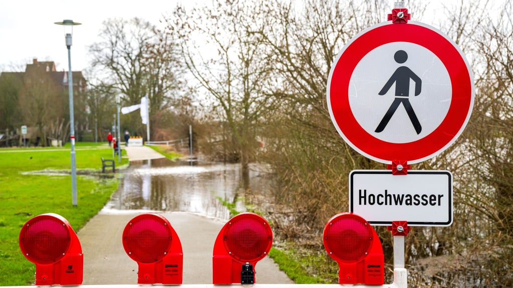 Bis Montag wird in Niedersachsen viel Regen erwartet, deshalb droht örtlich Hochwasser. (Archivbild)
