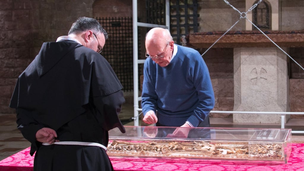 800 Jahre nach seinem Tod werden die Gebeine des Heiligen Franziskus zur Schau gestellt. Vor vielen Jahren wurden sie hier schon mal inspiziert. (Archivbild)