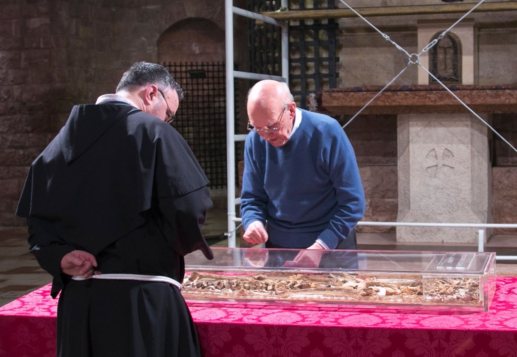 800 Jahre nach seinem Tod werden die Gebeine des Heiligen Franziskus zur Schau gestellt. Vor vielen Jahren wurden sie hier schon mal inspiziert. (Archivbild)