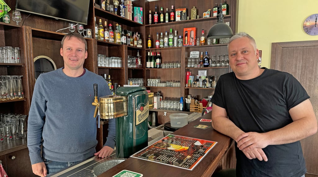 „Kneipen-Brüder“ an der Theke und im richtigen Leben:  Matthias und Christian Werner in ihrem Pub in Loburg.