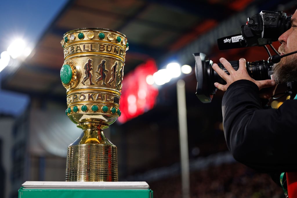 Objekt der Begierde: der DFB-Pokal. (Archivbild)