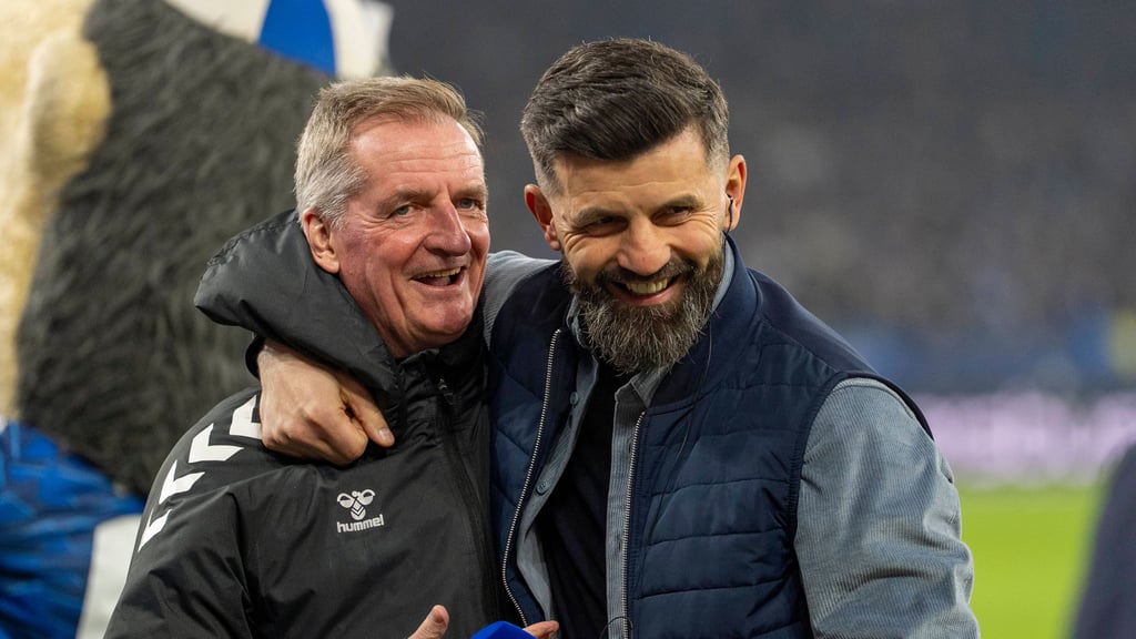 Vor dem Spiel noch bester Laune: FCM-Trainer Petrik Sander (l.) und Schalke-Coach Miron Muslic.