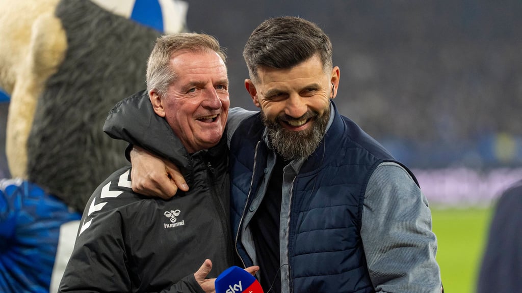 Vor dem Spiel noch bester Laune: FCM-Trainer Petrik Sander (l.) und Schalke-Coach Miron Muslic.