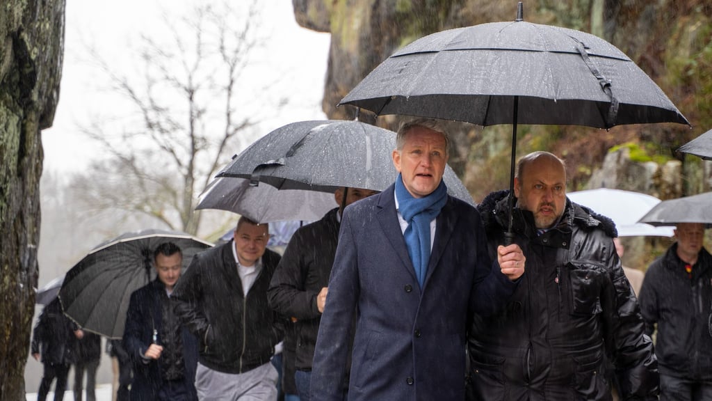AfD-Politiker Björn Höcke besuchte die Externsteine.