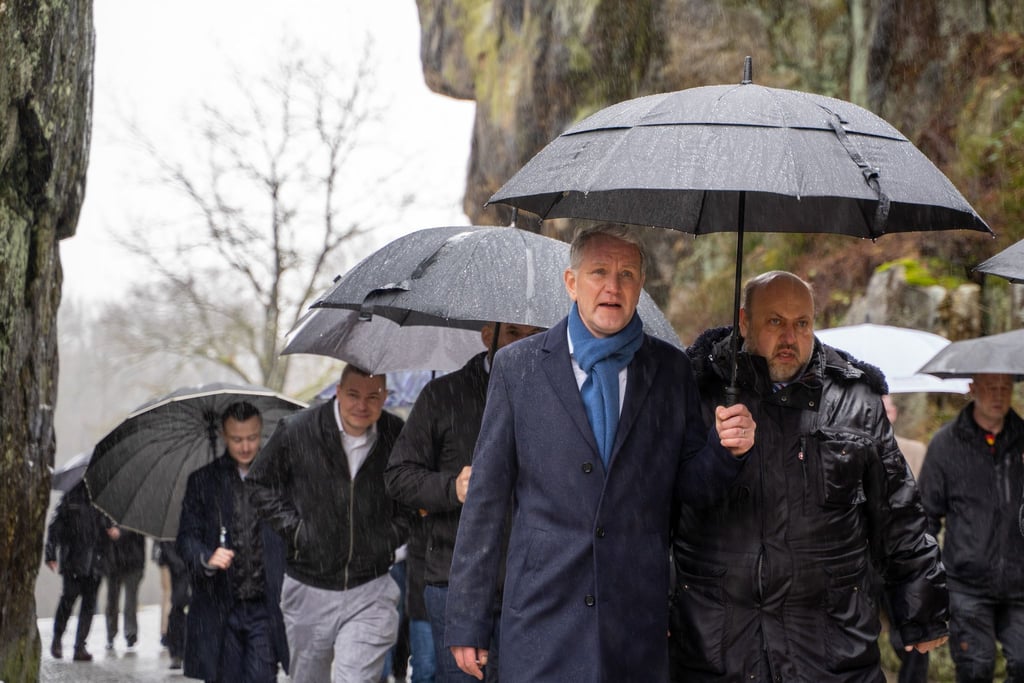 AfD-Politiker Björn Höcke besuchte die Externsteine.