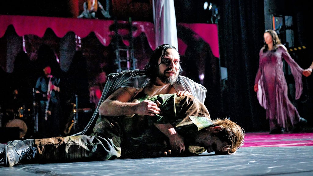 Szene mit Harald Höbinger (Tambourmajor), Marian Kindermann (Woyzeck, u.), dahinter v. l. Annemarie Hörold (Margreth) und Sybille Kreß (Marie) am neuen theater in halle