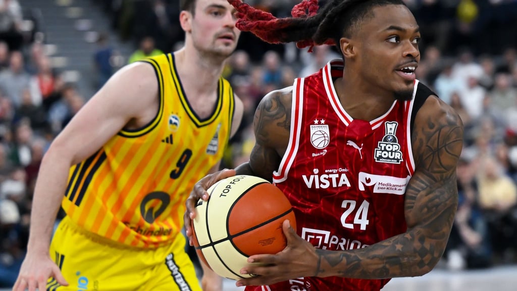 Cobe Williams (r) feiert mit Bamberg den Pokalsieg.