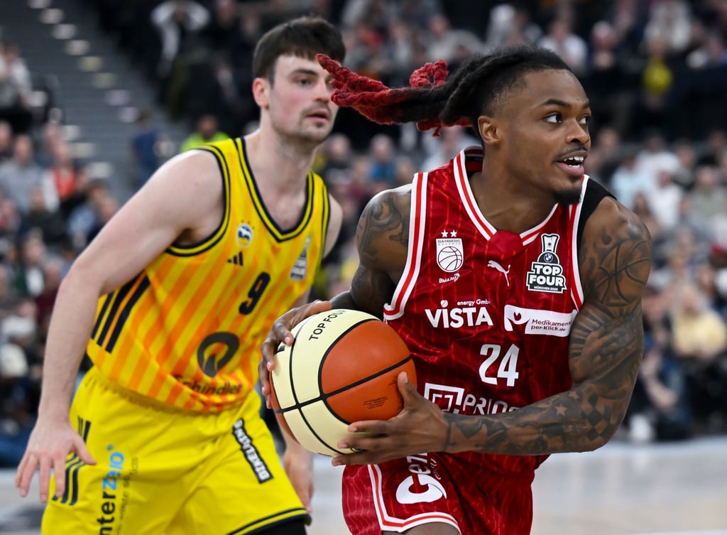 Cobe Williams (r) feiert mit Bamberg den Pokalsieg.