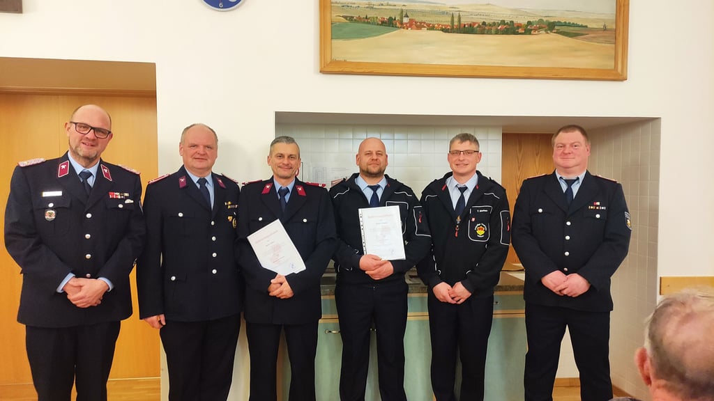 Osterwiecks Stadtwehrleiter Olaf Chrost und Bürgermeister Dirk Heinemann freuen sich mit Mario Almes und Daniel Schmidt über ihre Beförderungen, ebenso die scheidenden Veltheimer Ortswehrchefs Tobias Machon und Dirk Lange (v. l.).