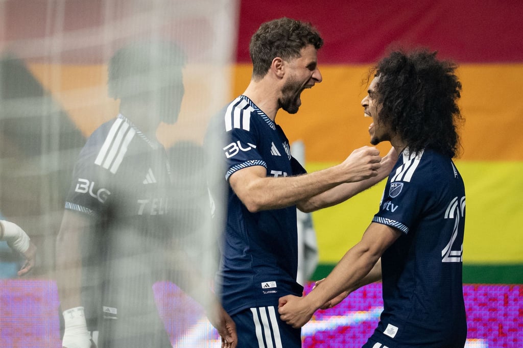 Thomas Müller (M) gewann mit Vancouver zum Auftakt der neuen MLS-Saison.