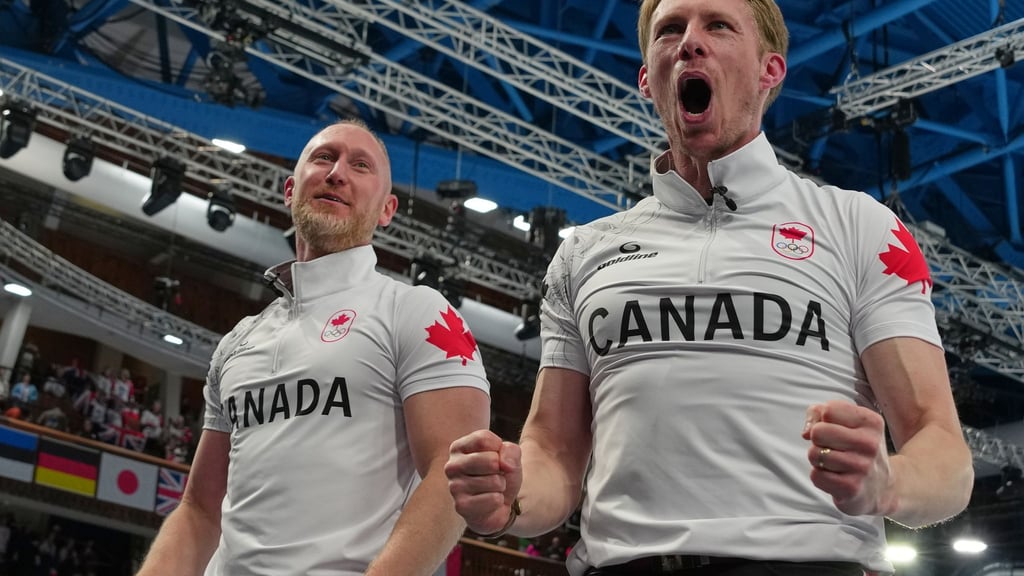 Muskelspiele: Die Kanadier Brad Jacobs und Marc Kennedy (r) jubeln über Curling-Gold.