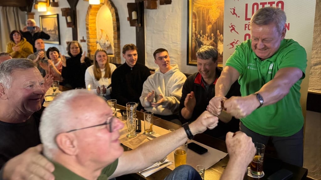 SV-Halle-Präsident Hardy Gnewuch (r.) jubelt gemeinsam mit Trainerlegende Wolfgang Kühne (vorne).
