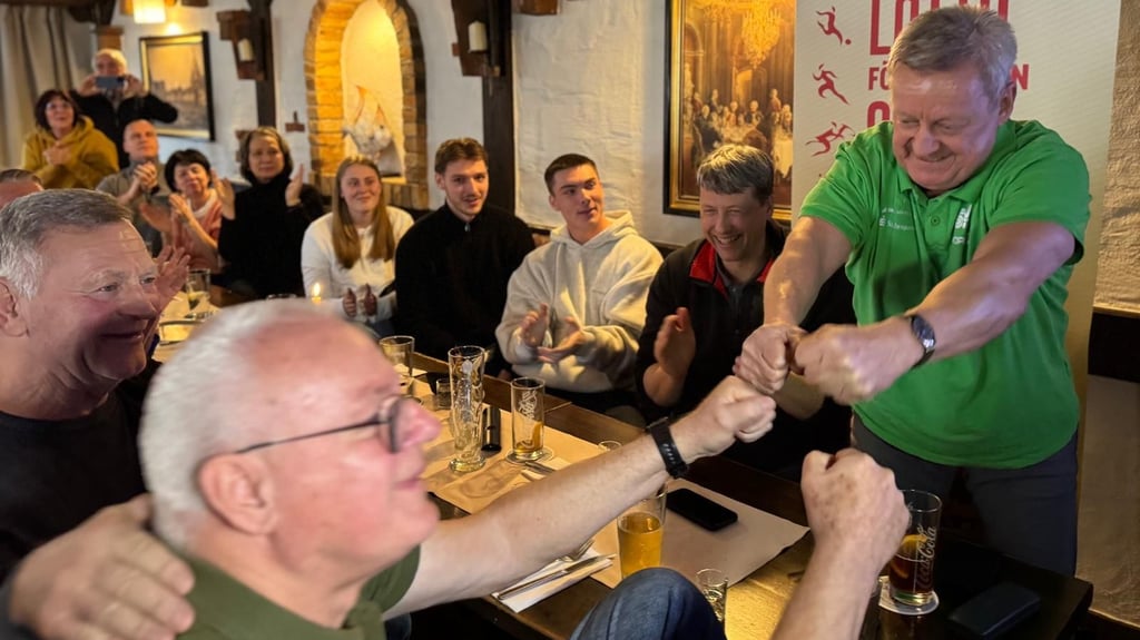 SV-Halle-Präsident Hardy Gnewuch (r.) jubelt gemeinsam mit Trainerlegende Wolfgang Kühne (vorne).