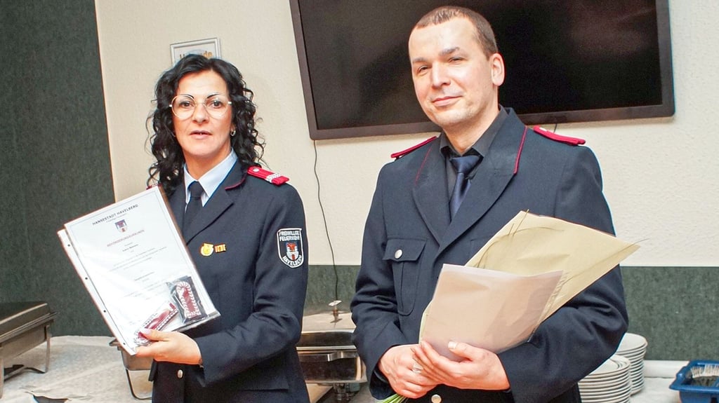 Katrin Behrens wurde auf der Mitgliederversammlung der freiwilligen Feuerwehr Havelberg zur Hauptfeuerwehrfrau befördert. Christian Glimm stieg zum Feuerwehrmann auf. 
