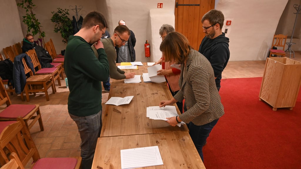 Die Auszählung der Stimmen im Rathauskeller von Wanzleben.