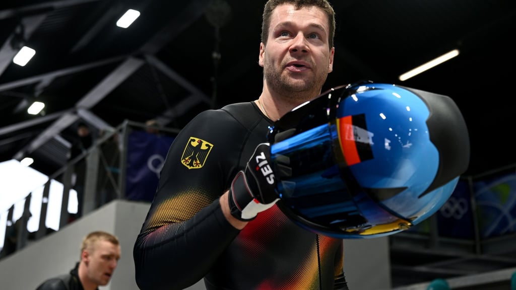 Johannes Lochner (Pilot, Deutschland, r) steht vor dem Gold-Double.