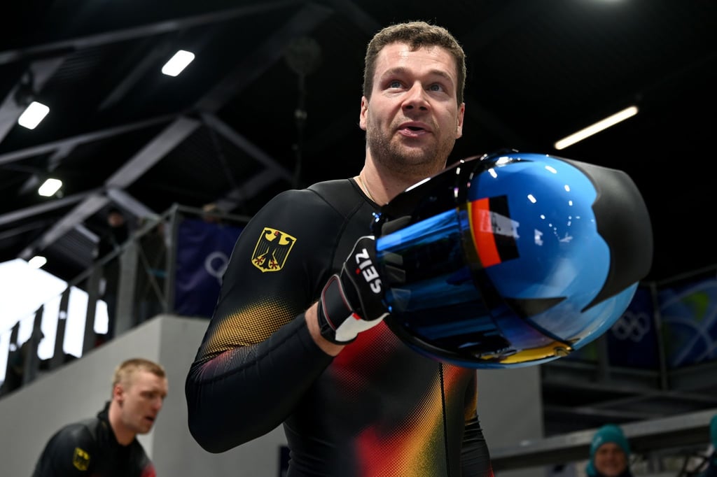 Johannes Lochner (Pilot, Deutschland, r) steht vor dem Gold-Double.