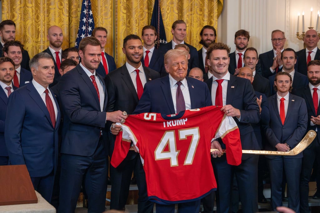 Donald Trump freut sich über den Olympiasieg der USA im Eishockey-Finale gegen Kanada. (Archivbild)