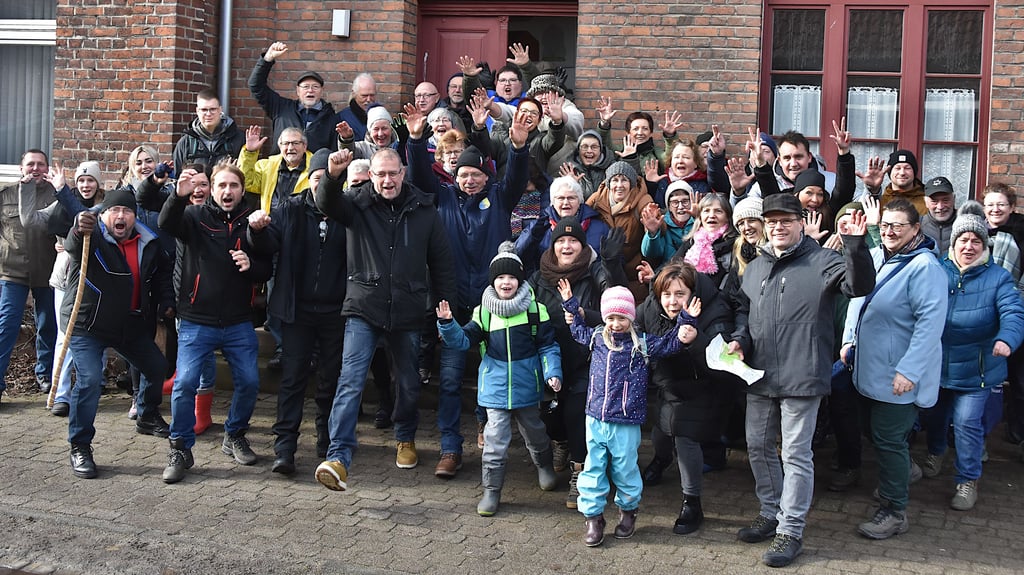 Beste Laune beim Start am Zobbenitzer Vereinshaus: Was die Gruppe wenig später im Wald erwartet, sorgt für großes Staunen.