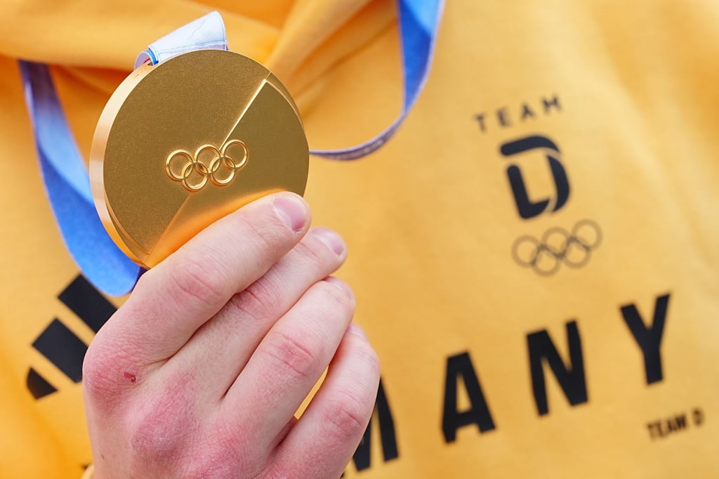 Gold gab es für das deutsche Team seltener als vor vier Jahren - hier die Medaille von Rodler Max Langenhan. (Archivbild)