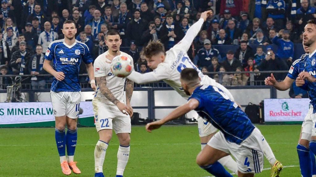 Handspiel ohne Not: Philipp Hercher erweist dem 1. FC Magdeburg mit einem bösen Aussetzer einen echten Bärendienst.