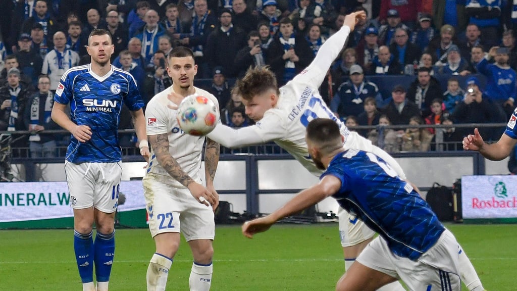 Handspiel ohne Not: Philipp Hercher erweist dem 1. FC Magdeburg mit einem bösen Aussetzer einen echten Bärendienst.
