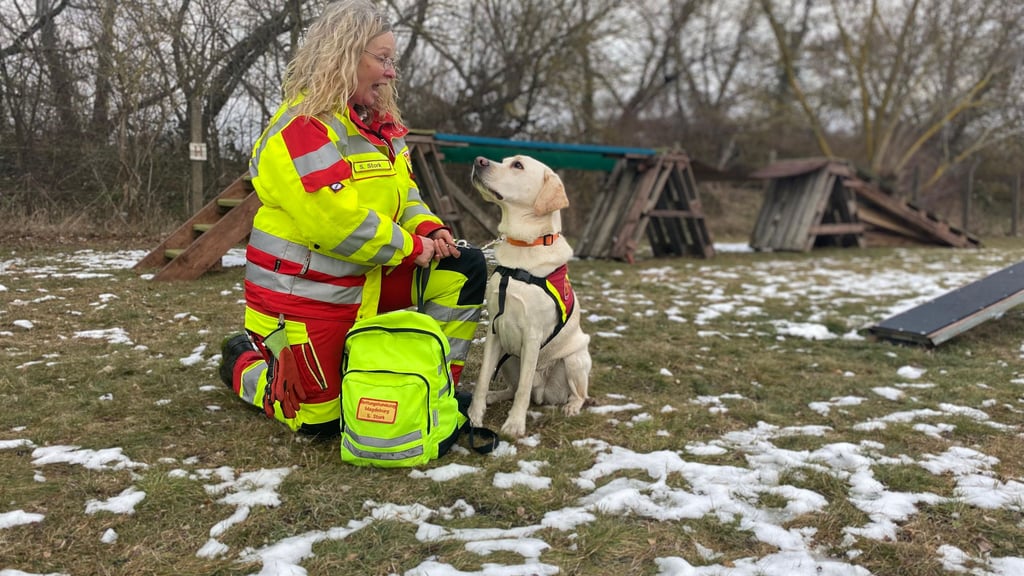 Rettungshund Hicks und Sabine Stork vom ASB-Rettungshundezug in Magdeburg.