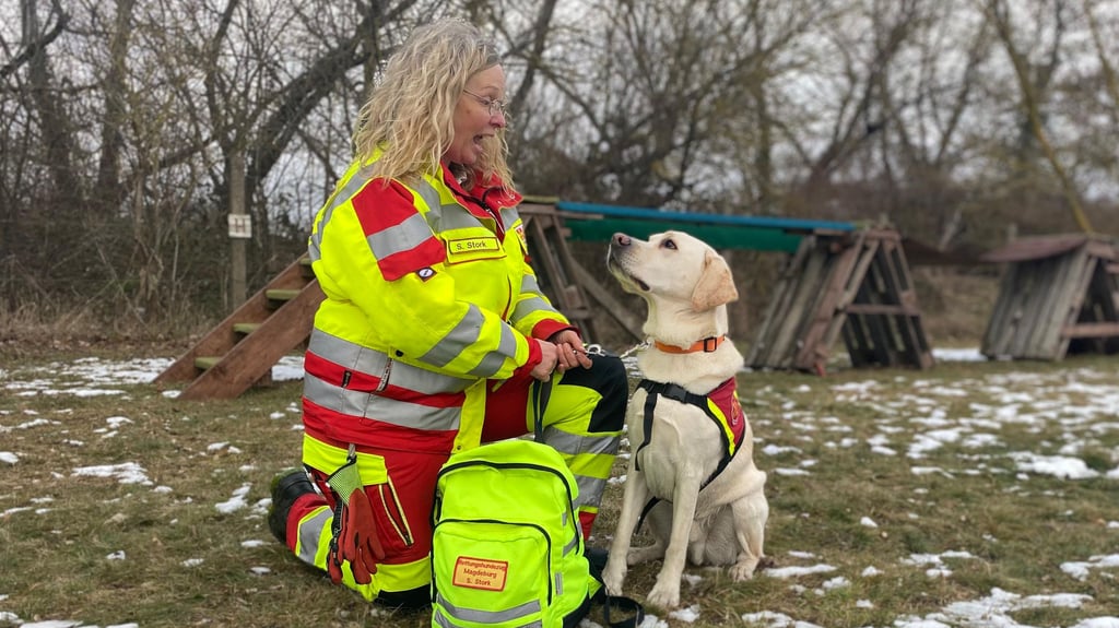 Rettungshund Hicks und Sabine Stork vom ASB-Rettungshundezug in Magdeburg.