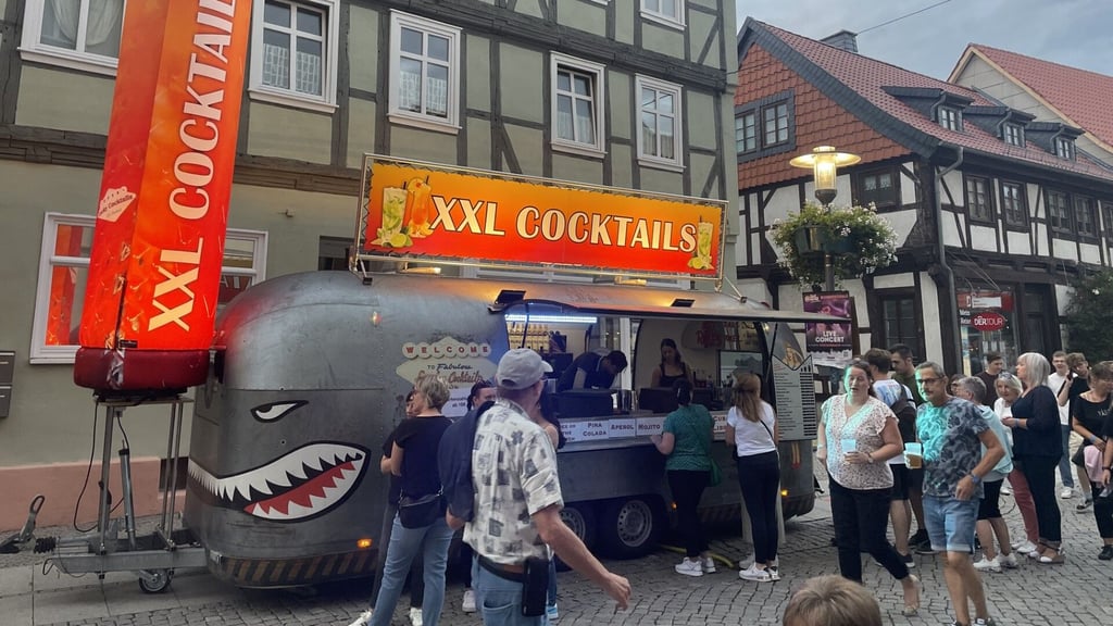 Lucas Rehfeld hat eine große Cocktailkarte. Die Mixgetränke kommen - wie hier in Haldensleben - gut an.