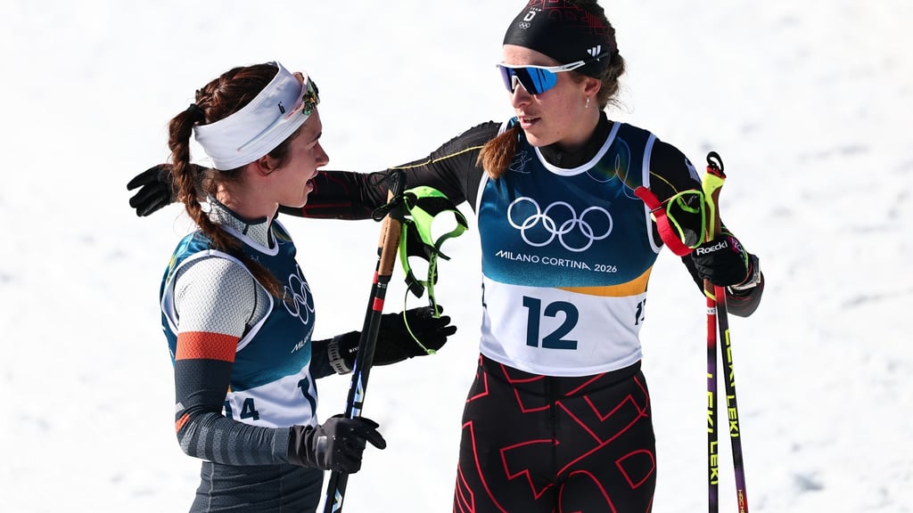 Darija Neprjajeva (l) nahm während des Olympia-Rennens versehentlich die Ski von Katharina Hennig Dotzler.