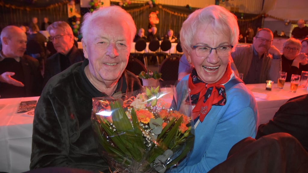 Dieter Schulze und seine Ehefrau Karin beim Festempfang der Gemeinde Calvörde: Sichtlich bewegt nahm der Geehrte die Auszeichnung entgegen und reicht den Blumenstrauß lächelnd an seine Frau weiter.