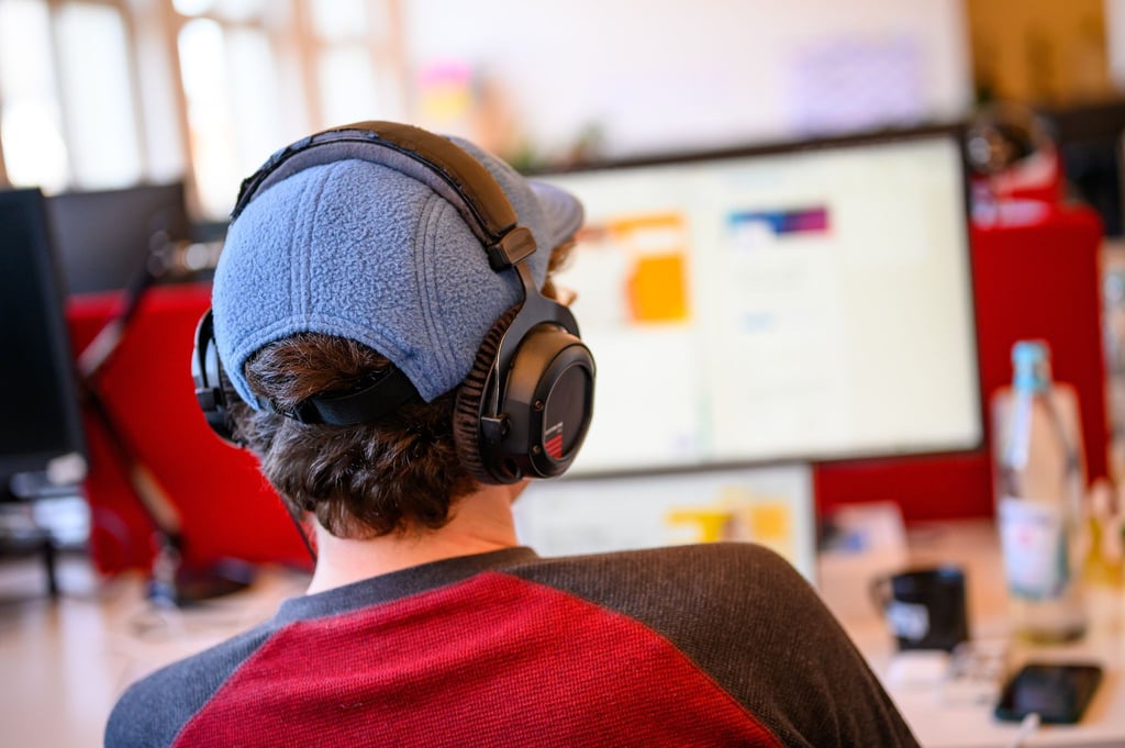 Fühlen sich Kolleginnen gestört, leidet die Arbeitsleistung oder gibt es vielleicht sogar Sicherheitsbedenken? Ist die Antwort nein, sollte Musik am Arbeitsplatz erst mal kein Problem sein.