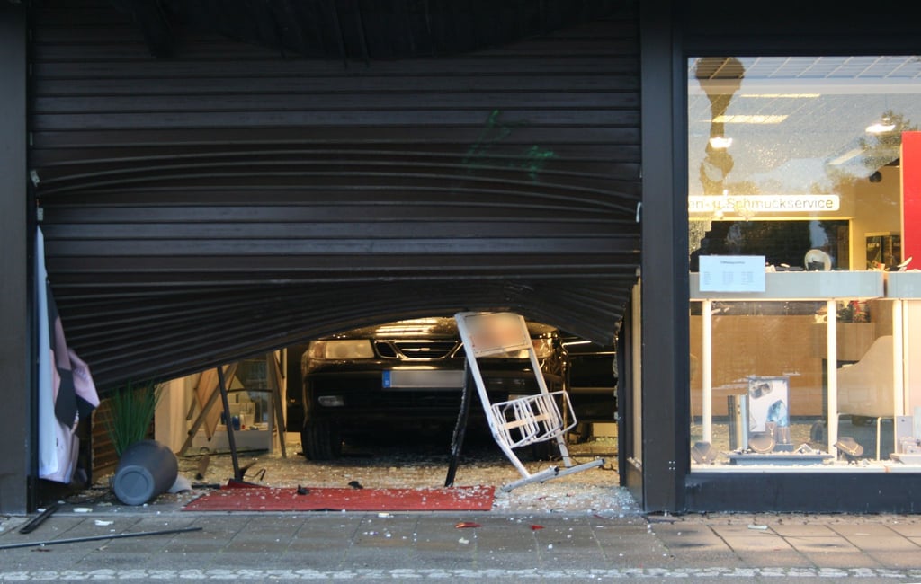 Mit einem Auto brechen drei unbekannte Täter in ein Juweliergeschäft in Stuhr ein.
