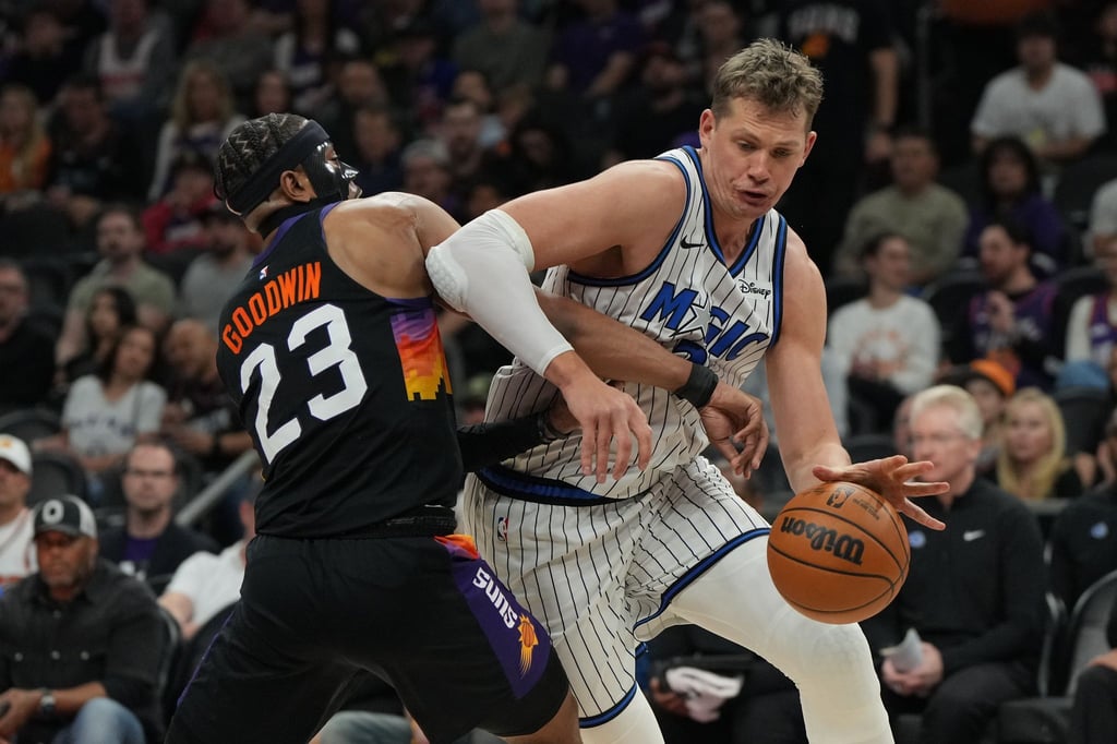 Moritz Wagner (r) verlor mit den Orlando Magic unglücklich in Phoenix.
