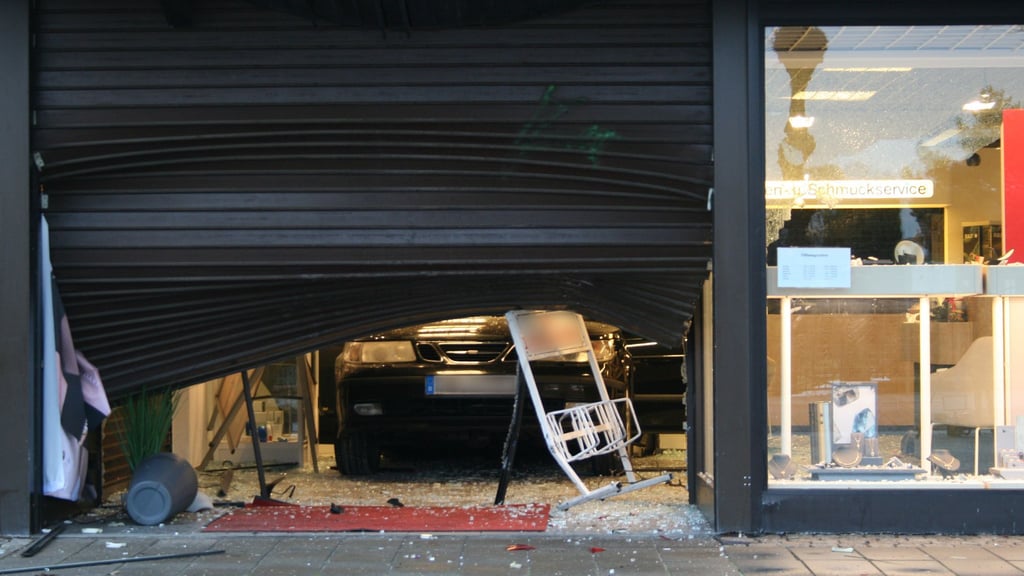 Mit einem Auto brechen drei unbekannte Täter in ein Juweliergeschäft in Stuhr ein.