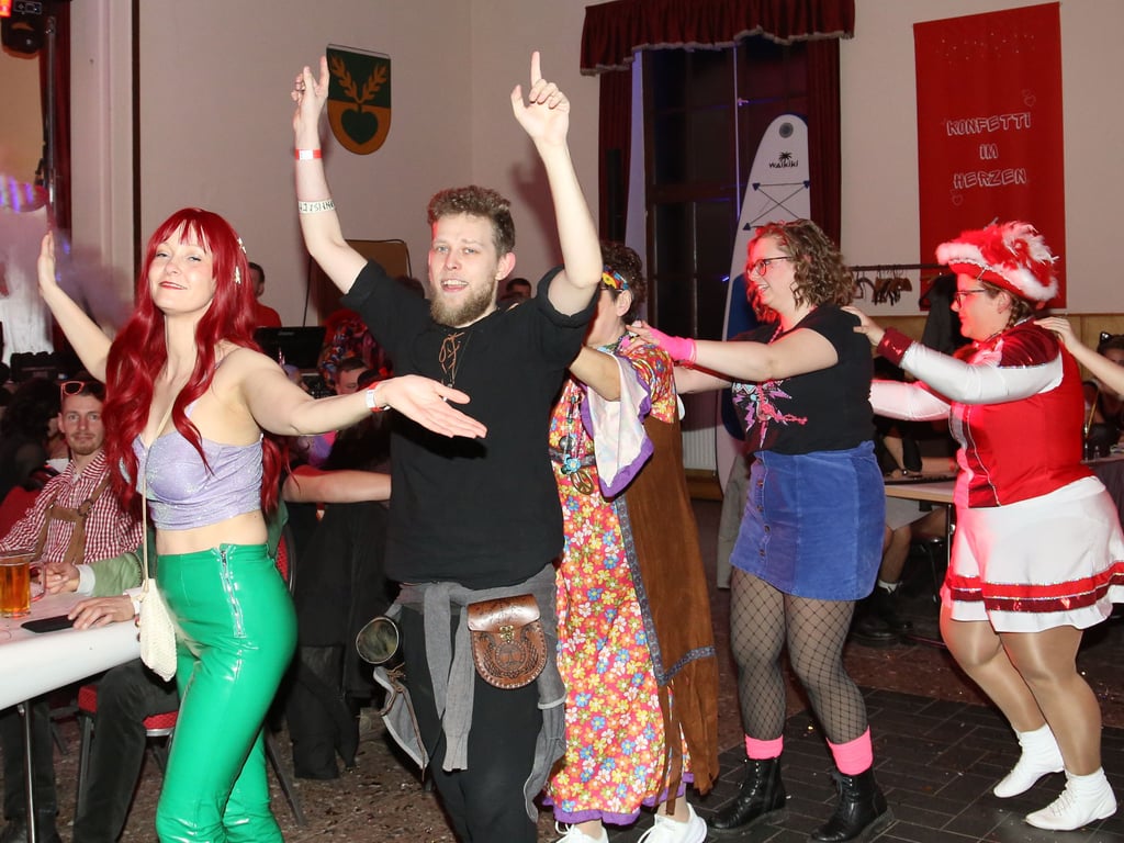 Mit einer Polonaise ging es beim Schackstedter Karnevalsverein durch den Saal. 