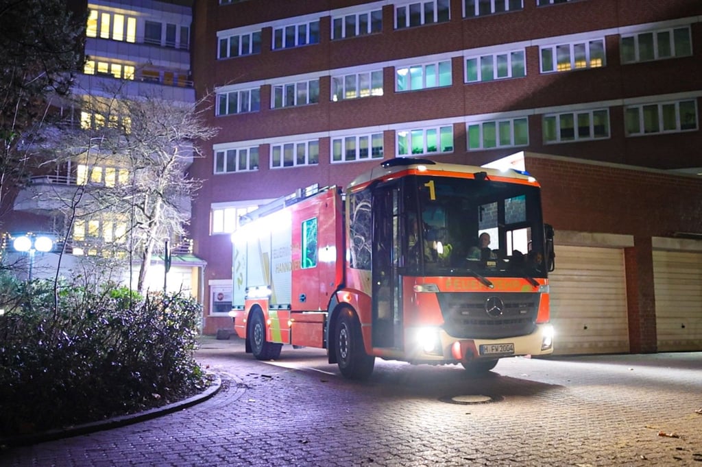 Nach einem Feuer in einer Pflegeeinrichtung in Hannover stirbt ein Mann in einem Krankenhaus.